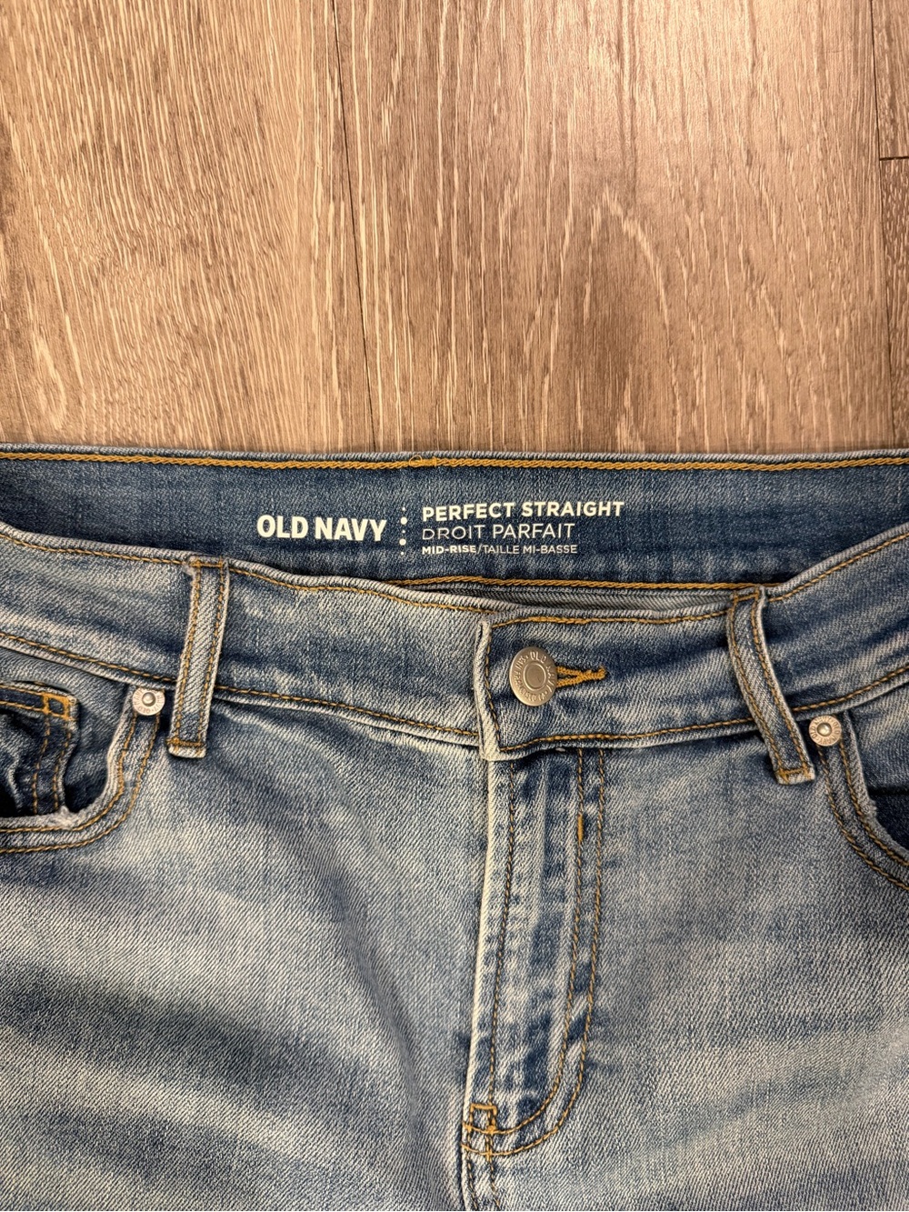 Old Navy Boyfriend Jeans in Faded Light Blue with Knee Distress - Picture 2 of 3